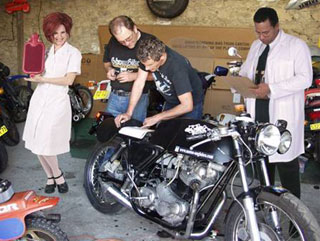Baloo, Kruel, et le personnel du R&D Motorhino Corp. au travail sur la Krueltrambermobile